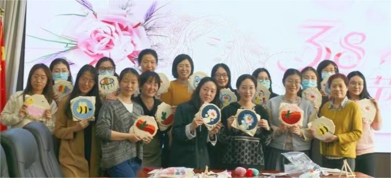 穿梭于方寸之間，感受傳統(tǒng)與現(xiàn)代的交融 ——農(nóng)墾中心舉辦“巧手展風(fēng)采，綻放‘她力量’”活動慶?！叭恕眿D女節(jié)